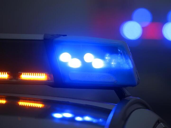 Ein eingeschaltetes Blaulicht leuchtet auf einer Polizeistreife. Foto: Karl-Josef Hildenbrand/dpa/Archivbild