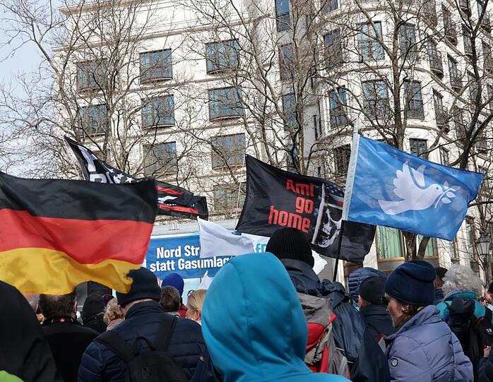 Friedenstaube bei der AfD-Demo am Alten Botanischen Garten.