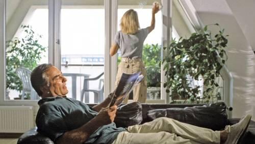 Frauen können Fenster putzen, Männer sich entspannen - und umgekehrt. Frauen können Fenster putzen, Männer sich entspannen - und umgekehrt.