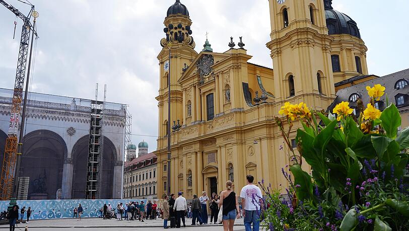 Stark von italienischer Bauweise beeinflusst: der Odeonsplatz mit der Feldherrnhalle, die sehr an die Florenzer Loggia erinnert, und der spätbarocken Theatinerkirche.