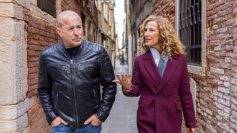 "Die Frau ohne Gesicht": Die italienische TV-Moderatorin Gloria Livore (Clelia Sarto, r.) unterst&uuml;tzt Ingo Thiel (Heino Ferch, l.) bei seinen Ermittlungen.