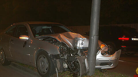 Der Mercedes der Unfallfahrerin in Bogenhausen ist ein Totalschaden. Auch am Lichtmasten entstehen rund 5.000 Euro Schaden.
