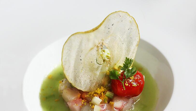 1. Gang: Kaltes Süppchen vom grünen Apfel, Tatar vom Umberfisch, Sellerieschaum, Limetten 1. Gang: Kaltes Süppchen vom grünen Apfel, Tatar vom Umberfisch, Sellerieschaum, Limetten