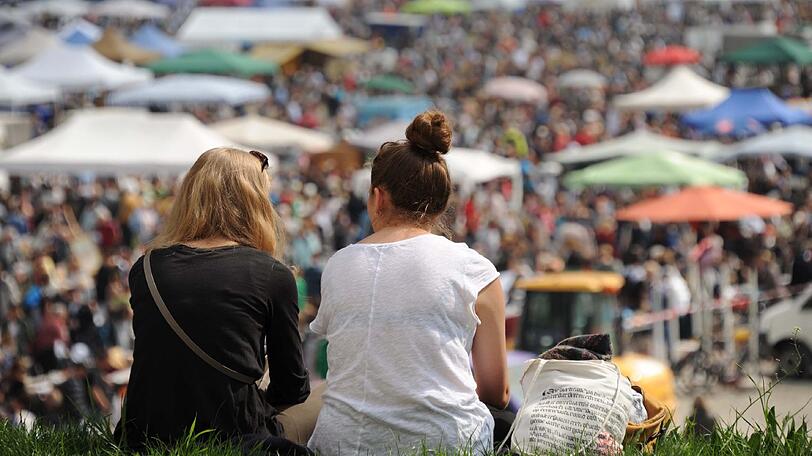 Münchens Flohmarkt der Superlative steigt am 21. April. Ab 7 Uhr in der Früh bieten über 2000 Anbieter ihre Ware auf der THERESIENWIESE feil. Seit über 25 Jahren findet dort Bayerns größter Flohmarkt statt.