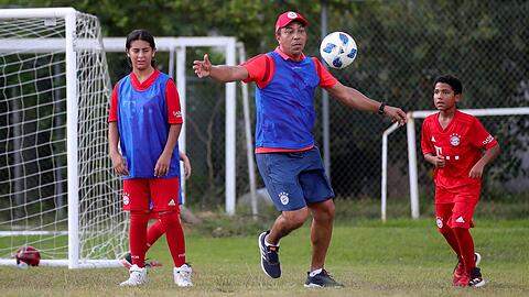Training mit den Kids: Giovane Elber besucht das "Freekick Soccer"-Projekt auf der USA-Reise des FC Bayern.