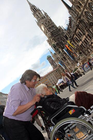Weiter geht's zum Marienplatz, hier mit Enkel Günther.