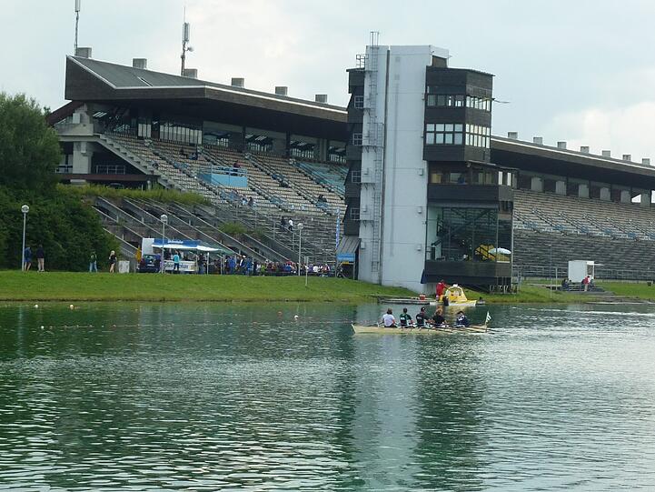 Die Tribüne mit dem Zielturm. Links von der Tribübe ist das Schullandheim.