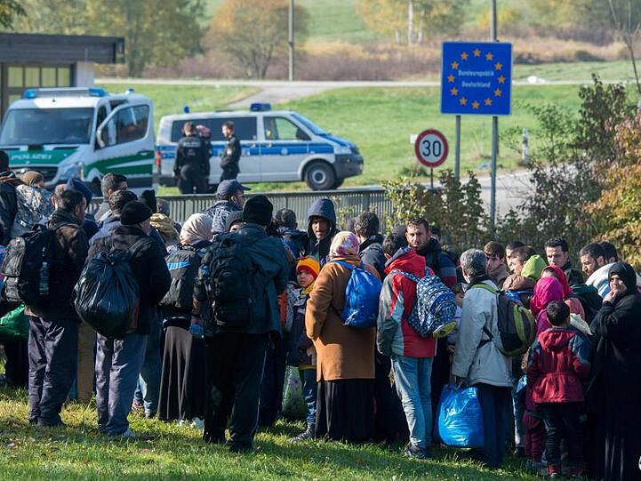 Flüchtlinge im Oktober 2015 an der deutsch-österreichischen Grenze.