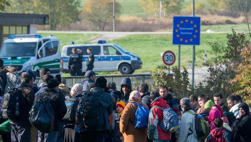 Flüchtlinge im Oktober 2015 an der deutsch-österreichischen Grenze. Flüchtlinge im Oktober 2015 an der deutsch-österreichischen Grenze.
