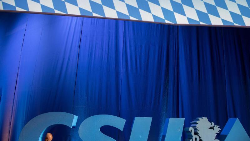 Das CSU-Logo steht vor Beginn des CSU-Parteitags vor der Tribüne. Foto: Peter Kneffel/dpa Das CSU-Logo steht vor Beginn des CSU-Parteitags vor der Tribüne. Foto: Peter Kneffel/dpa