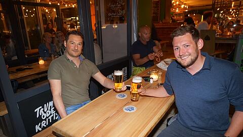 Michael Reithmeir und Franz Reim stoßen auf ihre nächsten Kartel-Runde im Trumpf oder kritisch an.