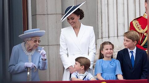Anlässlich ihres 70. Thronjubiläums feierte Queen Elizabeth II. unter anderem mit der damaligen Herzogin Kate und ihrem jüngsten Sohn, Prinz Louis, auf dem Balkon des Buckingham Palastes.