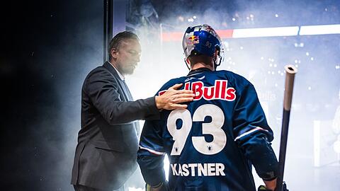 500 Mal im Rampenlicht: So wie hier schickt EHC-Coach Kaltenhauser Stürmer Maximilian Kastner auch zum Jubiläum aufs Eis.