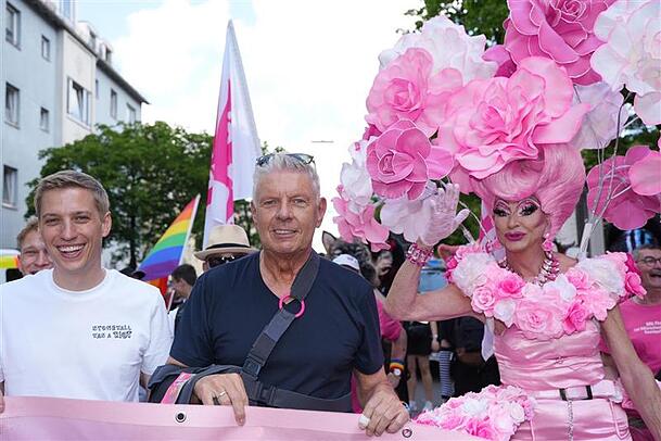 Wie jedes Jahr ganz vorne beim CSD dabei: Bürgermeister Dominik Krause, Oberbürgermeister Dieter Reiter (nach Schulter-OP noch mit Manschette) und Drag-Queen Franka. Wie jedes Jahr ganz vorne beim CSD dabei: Bürgermeister Dominik Krause, Oberbürgermeister Dieter Reiter (nach Schulter-OP noch mit Manschette) und Drag-Queen Franka.