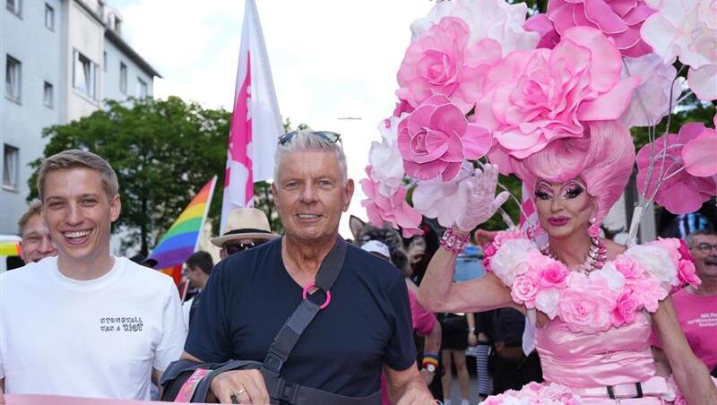 Wie jedes Jahr ganz vorne beim CSD dabei: Bürgermeister Dominik Krause, Oberbürgermeister Dieter Reiter (nach Schulter-OP noch mit Manschette) und Drag-Queen Franka. Wie jedes Jahr ganz vorne beim CSD dabei: Bürgermeister Dominik Krause, Oberbürgermeister Dieter Reiter (nach Schulter-OP noch mit Manschette) und Drag-Queen Franka.