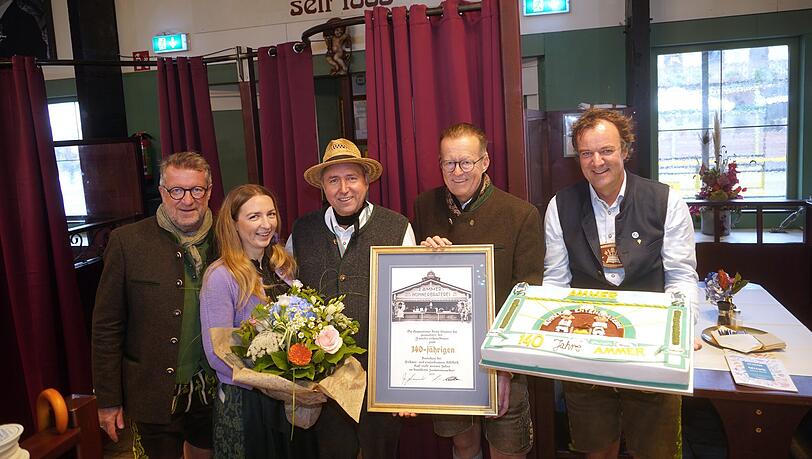 V.l. Peter Radlewitz (Augustiner), Lucy Leeb und Vater Josef Schmidbauer, Martin Leibhard und Ralph Schümig (beide Augustiner). V.l. Peter Radlewitz (Augustiner), Lucy Leeb und Vater Josef Schmidbauer, Martin Leibhard und Ralph Schümig (beide Augustiner).