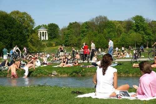 Münchner Sommergefühle: Der Englische Garten am Monopteros.