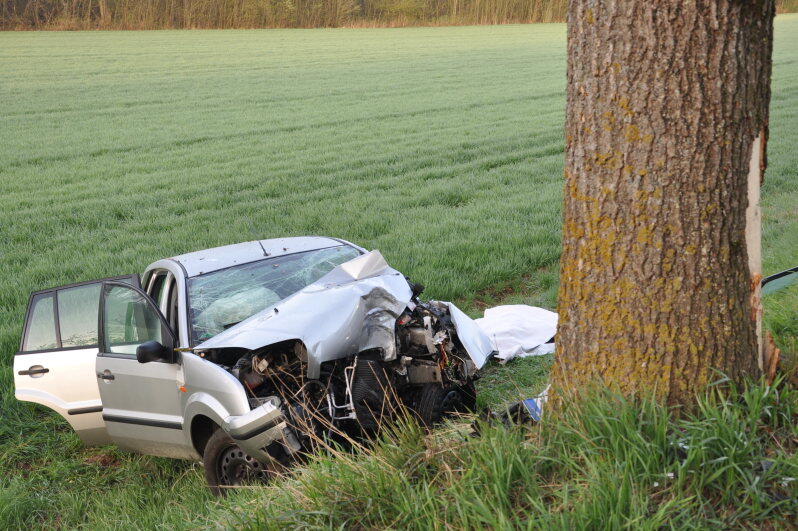 Bei Altötting ist ein Pkw-Fahrer von der Fahrbahn abgekommen und gegen einen Baum geprallt. Der Mann starb noch an der Unfallstelle. Die Bilder vom Horror-Unfall