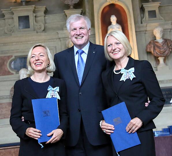 Elisabeth Hintermann und Maximiliana Pangerl Am Mittwoch wurde in München der Bayerischen Verdienstorden vom bayerischen Ministerpräsidenten, Horst Seehofer, an 20 Bürgerinnen und 30 Bürger verliehen.