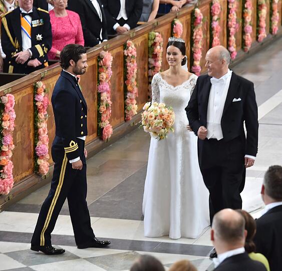 Sofia Hellqvist wurde von ihrem Vater Erik Hellqvist zum Altar geführt.