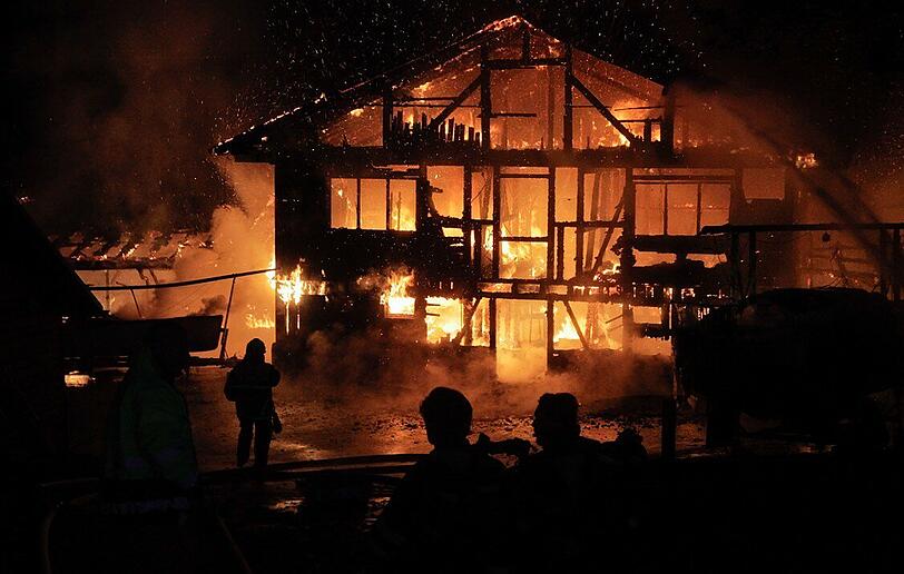 Lodernde Flammen: Das Bootshaus des Münchner Yacht-Clubs am Starnberger See brennt am Freitagabend fast komplett ab.