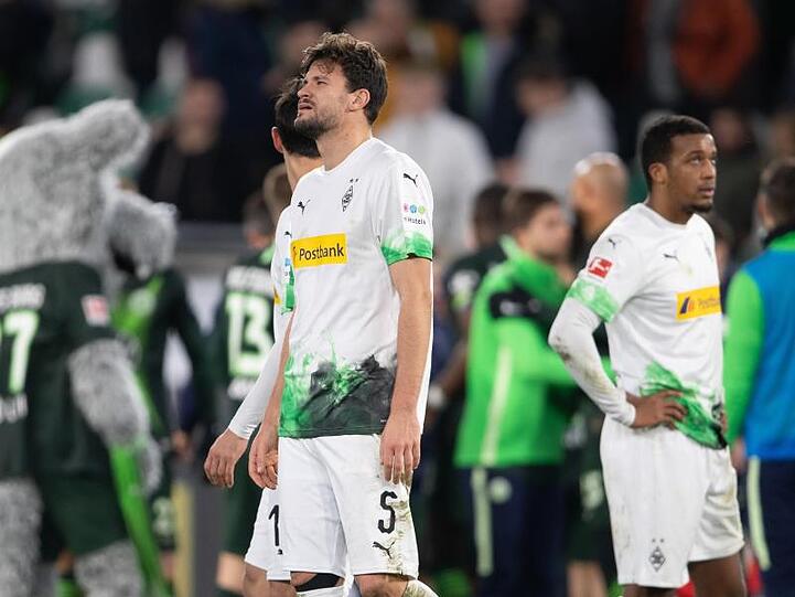 Mönchengladbachs Spieler stehen nach der bitteren Niederlage in Wolfsburg enttäuscht auf dem Platz.
