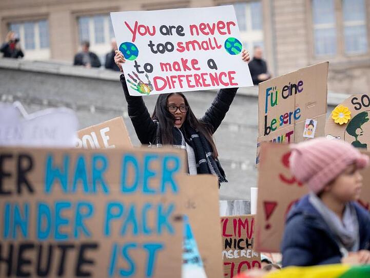 "You are never to small to make a difference", steht auf dem Schild dieser Demonstrantin in Berlin.