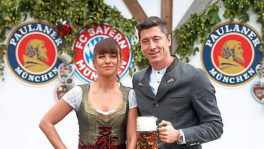 Mit seiner Ehefrau Anna: Robert Lewandowski. Mit seiner Ehefrau Anna: Robert Lewandowski.