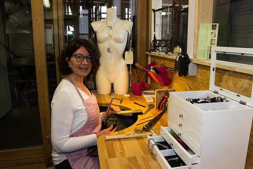 Goldschmiedin Claudia Hofmann in ihrer Arbeitsecke in der WerkBox3.