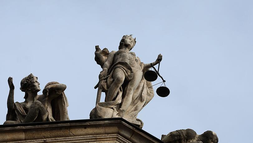 Die Figur der Justitia, römische Göttin der Gerechtigkeit, ist auf dem Giebel des Justizpalastes zu sehen.