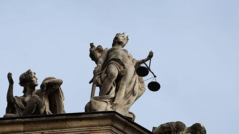 Die Figur der Justitia, römische Göttin der Gerechtigkeit, ist auf dem Giebel des Justizpalastes zu sehen.