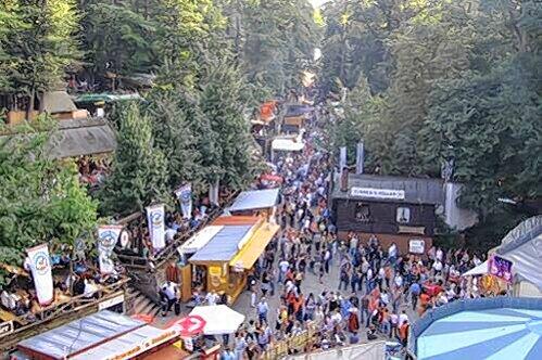 Es ist wieder Annafest: Der 340 Meter hohe Forchheimer Kellerwald bietet Platz für gemütliche Stunden beim süffigem fränkischen Bier...