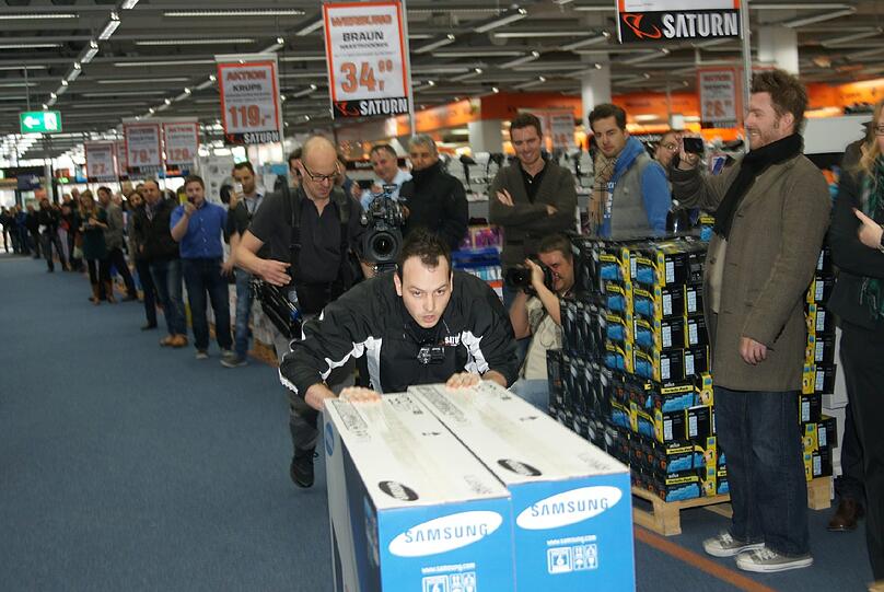 Sebastian gibt alles, um in 150 Sekunden möglichst viele technische Geräte zur Kasse zu schleppen. Die Bilder.