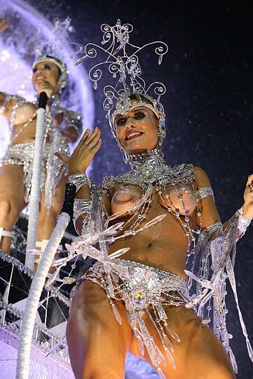 In Rio ging es in der Nacht zum Montag auf dem Straßenkarneval heiß her. Die brasilianischen Schönheiten zeigten zum Karneval-Höhepunkt viel nackte Haut und sexy Kurven.