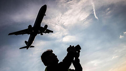 Ein Flugzeug startet in Frankfurt in den Abendhimmel.