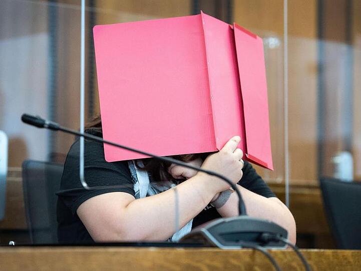 Nach dem qualvollen Tod eines Zweijährigen in Grevenbroich hat das Landgericht Mönchengladbach die Mutter zu siebeneinhalb Jahren wegen Totschlags durch Unterlassen verurteilt.