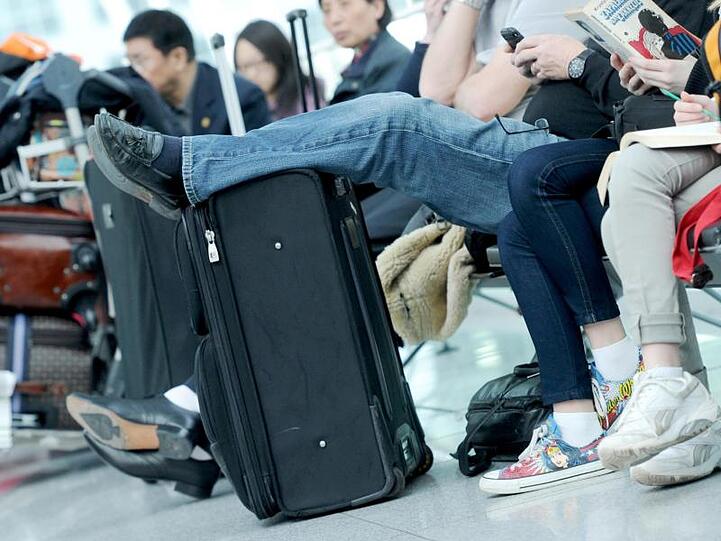 Überall wartende Passagiere: Nicht nur am Hauptbahnhof ging nichts mehr, auch der Flughafen München stellte seinen Betrieb ein.