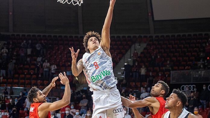 Drehten erst im zweiten Durchgang auf: Die Bayern um John Obiesie (m.) sicherten sich gegen Bamberg das Viertelfinal-Ticket.