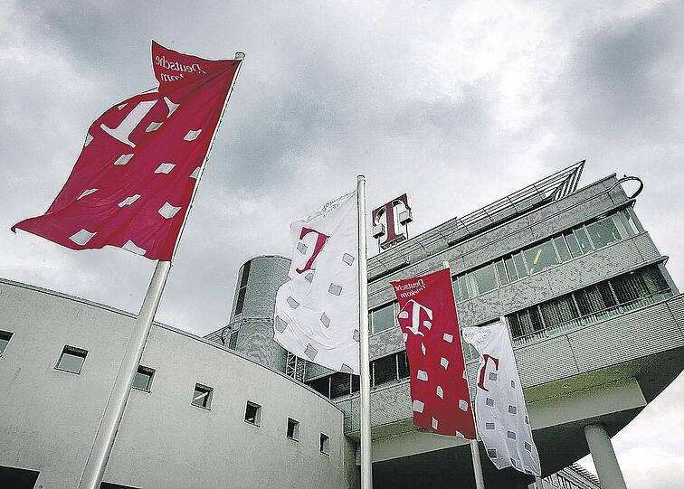 Dunkle Wolken über der Bonner Telekom-Zentrale. Der Konzern gerät in der Bespitzelungsaffäre immer stärker unter Druck.