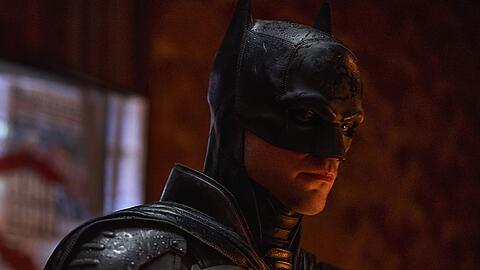 In "The Batman" hat der Titelheld (Robert Pattinson) mindestens so sehr mit sich selbst wie mit den Schurken Gothams zu kämpfen.