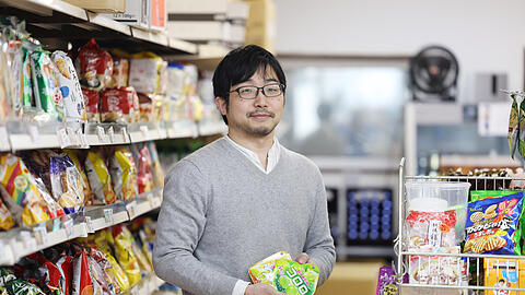 Masato Nakagawa (44) leitet den japanischen Feinkostladen Mikado in der Baaderstraße 12 schon seit rund zehn Jahren. Früher seien vor allem Japaner gekommen, inzwischen begeistern sich auch viele Deutsche für Produkte aus dem Inselstaat.