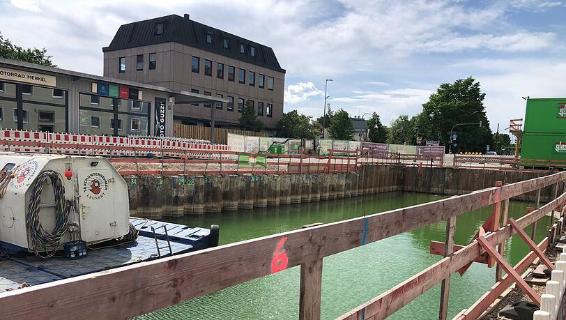 Macht dem Sendlinger Loch Konkurrenz: Eine Baugrube in der Dachauer Straße steht unter Wasser. Eigentlich sollte es bereits im März abgepumpt werden, nun soll es noch bis Juli bleiben.