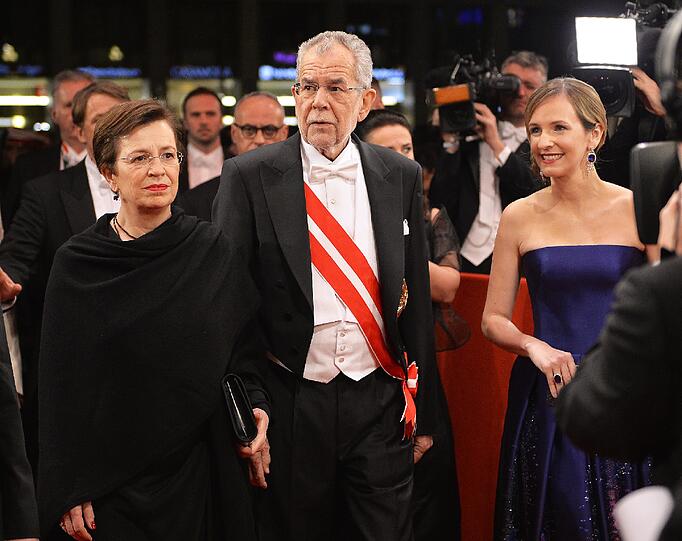 Der österreichische Bundespräsident Alexander Van der Bellen (M), seine Ehefrau Doris Schmidinger (l) und Ballorganisatorin Maria Großbauer