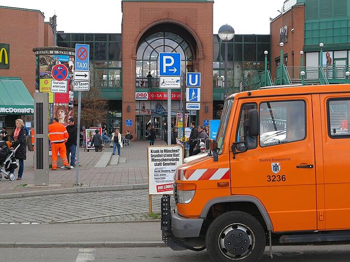 "Die Platte hat der Wind umgehauen und innen drin ist nicht Apparatur für mobile Telefonie", schreibt der AZ-Leser, sondern...