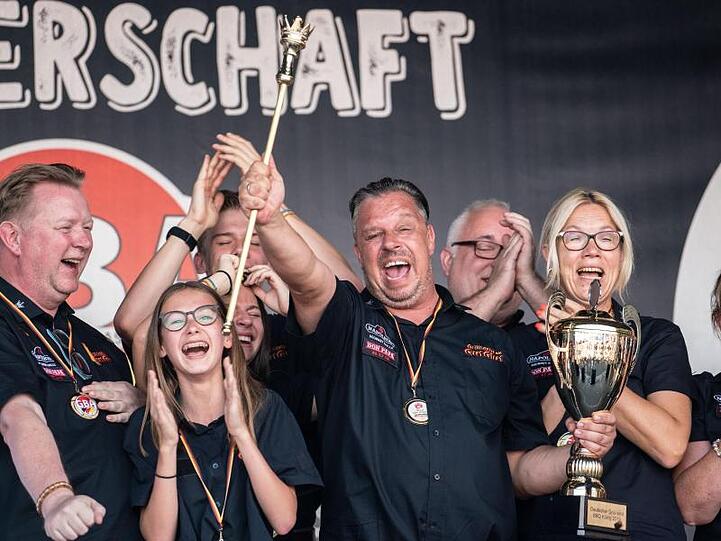 Michael Hoffmann (m.) vom Team "Gut Glut" aus Rösrath bei Köln wird von seinen Teammitgliedern gefeiert.