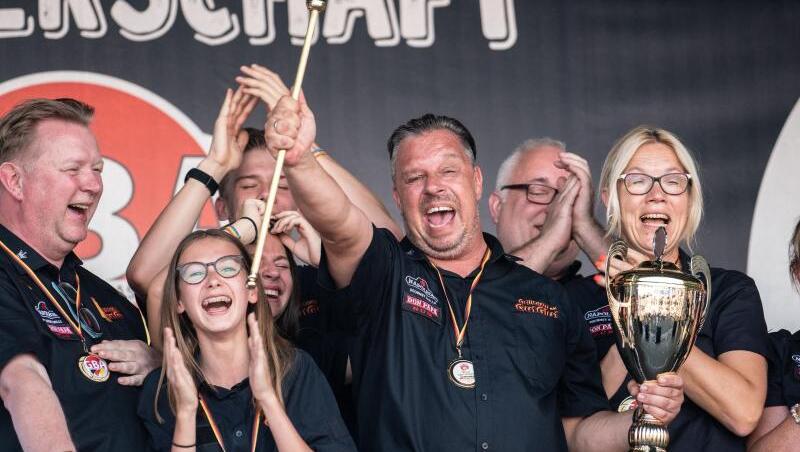 Michael Hoffmann (m.) vom Team "Gut Glut" aus Rösrath bei Köln wird von seinen Teammitgliedern gefeiert. Michael Hoffmann (m.) vom Team "Gut Glut" aus Rösrath bei Köln wird von seinen Teammitgliedern gefeiert.