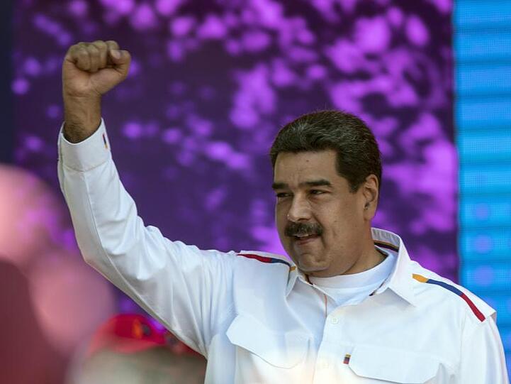 Nicolás Maduro begrüßt Anhänger bei einer Demonstration der Regierungspartei.