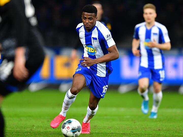 Herthas Javairo Dilrosun im Dribbling - am Samstag trifft er auf die Mainzer Abwehrreihen.