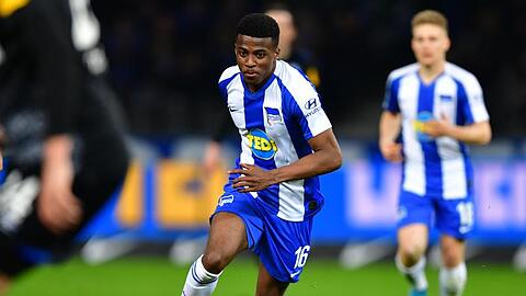 Herthas Javairo Dilrosun im Dribbling - am Samstag trifft er auf die Mainzer Abwehrreihen.