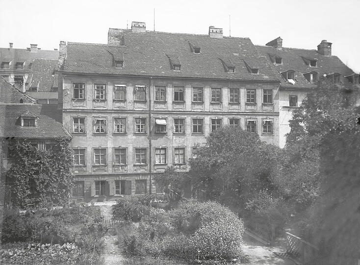 Mit großem Garten: Haus im Rosental 1903.